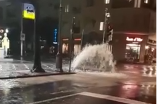 Geyser d'acqua da un tombino in viale Pontelungo ad Albenga (VIDEO)