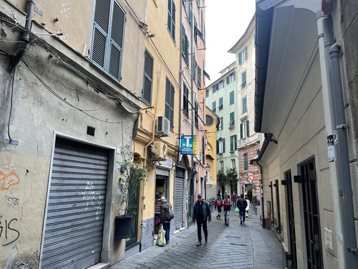 Via della Maddalena, un’altra saracinesca giù: si arrende anche il tabaccaio