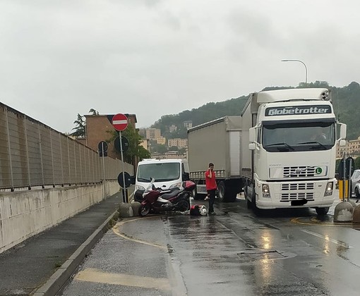 Trasta, incidente alla rotonda di via Polonio: ferito un 60enne