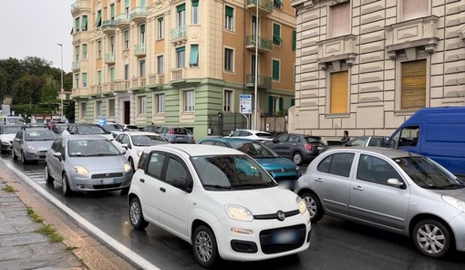 Genova sceglie l’ibrido e snobba l’elettrico: l’auto a benzina non è più la prima scelta