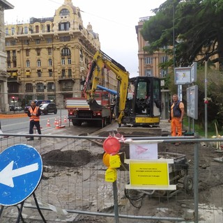 Si rompe un tubo dell'acqua in via Cadorna, allagamenti e abitazioni senz'acqua