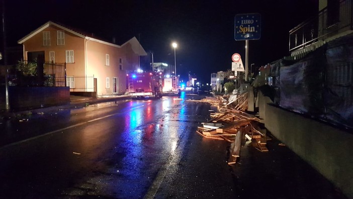 Albenga, il forte vento scoperchia la palestra YOUniverse (FOTO e VIDEO)