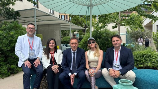 Da sinistra Massimiliano Pintagro, General Operations Manager di TS Group Servizi a 360^; Chiara Osnago Gadda event manager del premio “Evolution Horizon Award”; l’imprenditore Massimo Senini con la moglie Franca; Cristian  Pinziariu, Ceo di TS a Group Servizi a 360°