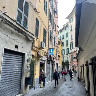 Via della Maddalena, un’altra saracinesca giù: si arrende anche il tabaccaio