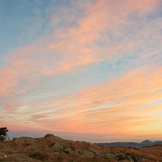 Tramonti infuocati protagonisti del trekking fotografico nel Beigua Geopark