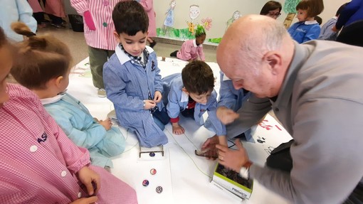 I nonni tornano a scuola: al via l’iniziativa che porta gli anziani a raccontare ai bimbi della loro infanzia