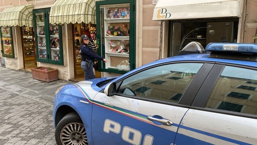 Sestri, infrange le vetrine di due negozi con una spranga di ferro: arrestato ventiseienne