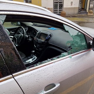 Finestrini rotti e scooter rubati, notte di atti vandalici e furti in via delle Gavette