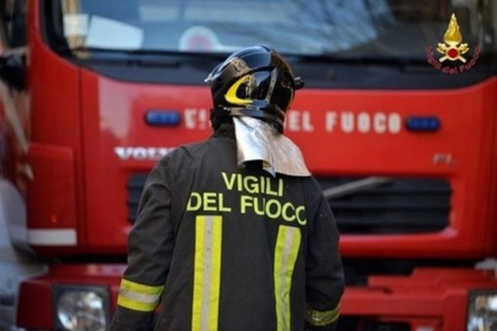 Barca a vela prende fuoco a Pegli, intervento dei vigili del fuoco