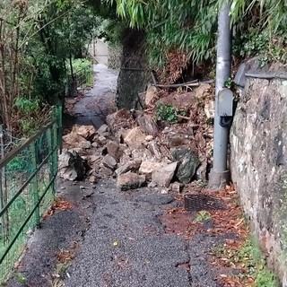 Marassi, dopo le forti piogge crolla un muraglione in via Motta