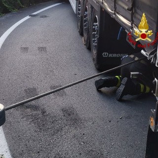 Camion incastrato a Busalla, i pompieri intervengono per liberarlo