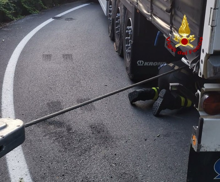 Camion incastrato a Busalla, i pompieri intervengono per liberarlo