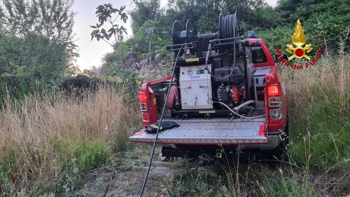 Incendio nei boschi dell'entroterra, vigili del fuoco in azione a Davagna