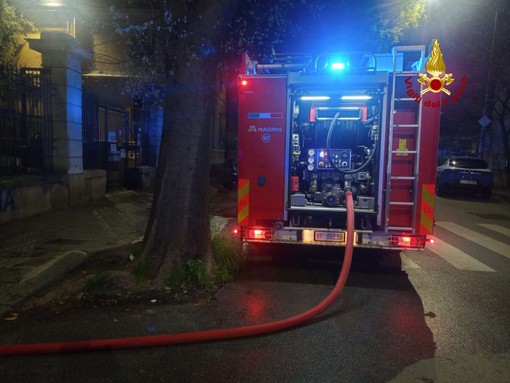 Fiamme nella notte alla Foce, cinque auto distrutte da un incendio in piazza Savonarola