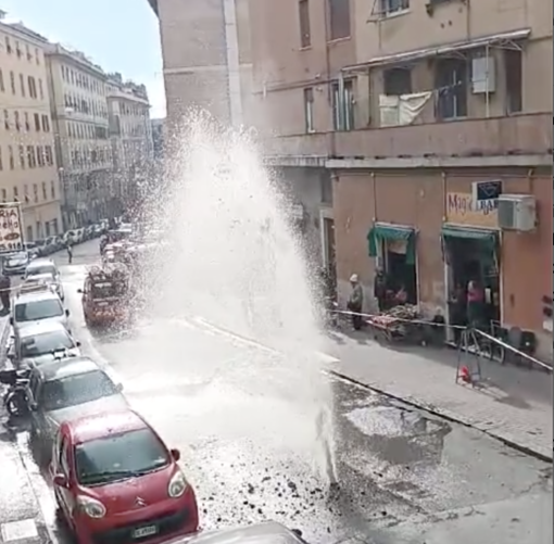 Lagaccio, esplode tubo dell’acqua: asfalto spaccato e strada chiusa