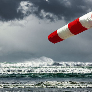 Allerta vento e freddo: raffiche fino a centoquaranta chilometri orari e mare agitato