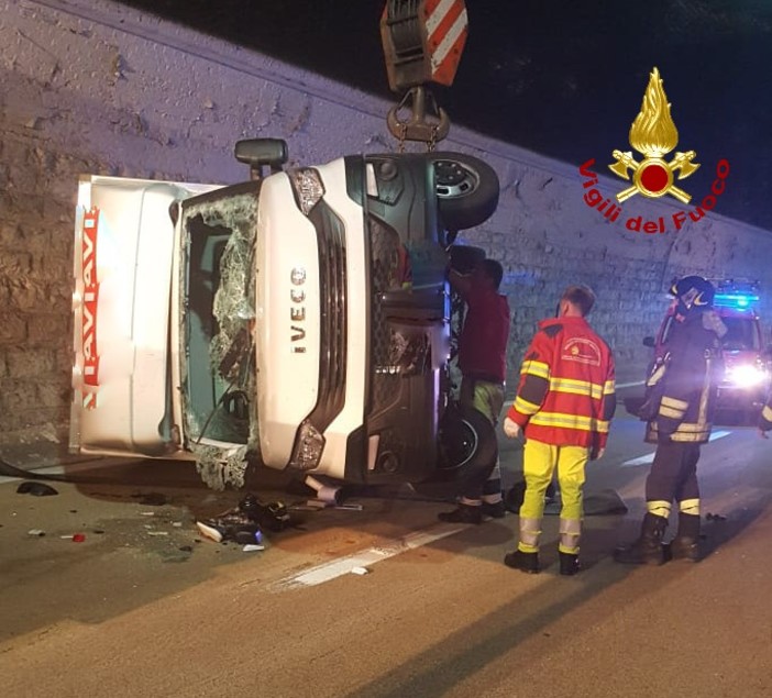 Incidente sulla A7, occupanti del mezzo in codice rosso