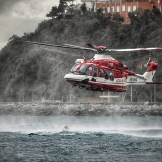 Addestramento in mare per i piloti di elicottero dei vigili del fuoco di Genova