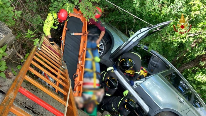 Valbrevenna, anziano perde il controllo all’auto e finisce fuori strada