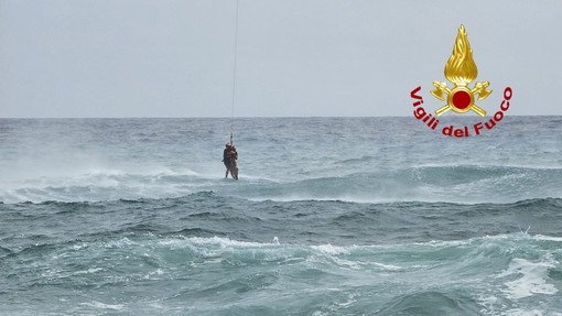 Mare agitato, i vigili del fuoco salvano con l'elicottero due ragazzi in difficoltà (FOTO e VIDEO)