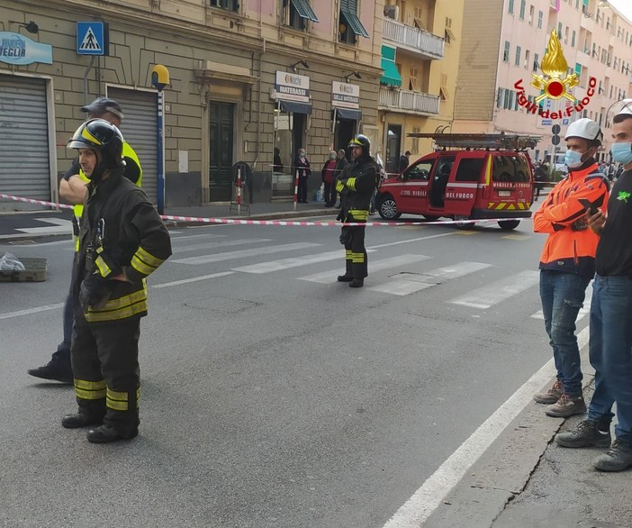 Vigili del fuoco in azione a Pegli per l'incendio di un appartamento