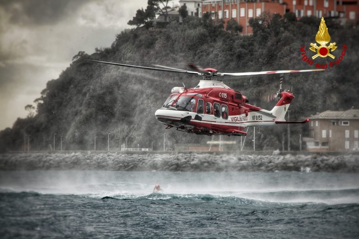 Addestramento in mare per i piloti di elicottero dei vigili del fuoco di Genova