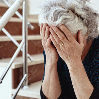 Insulti, minacce e violenza nei confronti della madre, un incubo durato anni per una novantenne genovese