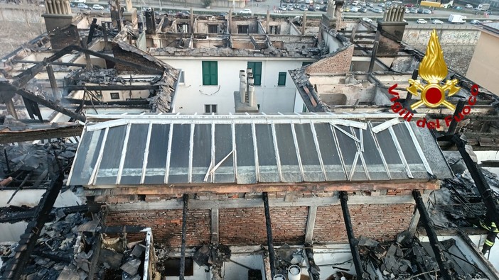 Incendio in via Piacenza, scatta la solidarietà del quartiere per gli sfollati. Ecco cosa serve