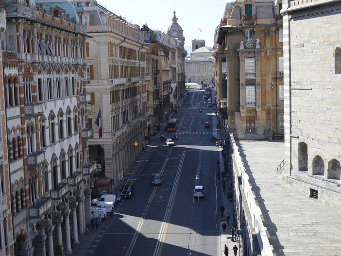 Ambulante minaccia di buttarsi dal ponte Monumentale: Bucci telefona e l'uomo ci ripensa