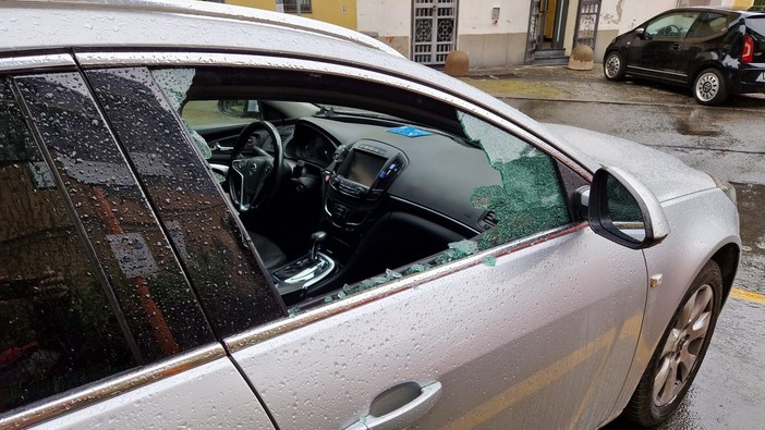 Finestrini rotti e scooter rubati, notte di atti vandalici e furti in via delle Gavette