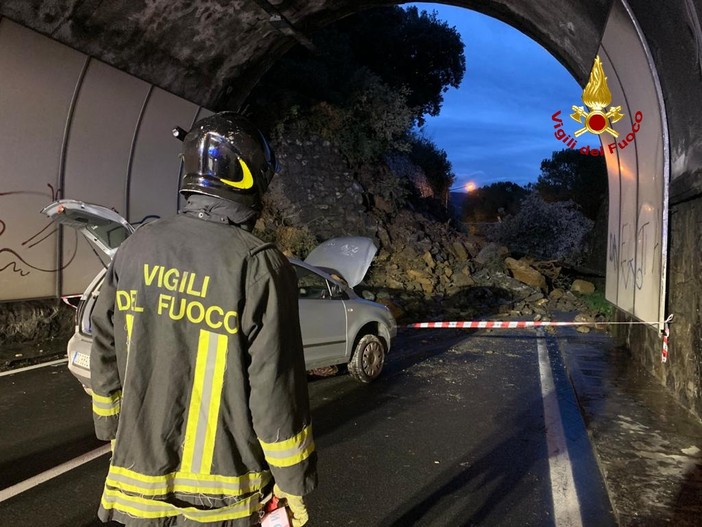 Frana sull'Aurelia tra Zoagli e Chiavari: auto si schianta sui detriti