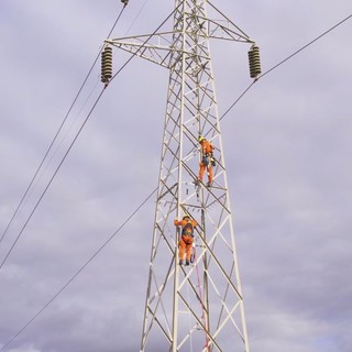 Terna, in Sicilia ammodernata rete elettrica con lavori sotto tensione