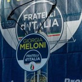 Fratelli d'Italia, si accende dibattito su fiamma tricolore: va tolta o no?