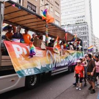 Pride Milano, giornalisti molestati da sconosciuto infiltrato a punto stampa Schlein