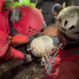 Ottavia Piana è salva, fuori dalla grotta la speleologa rimasta intrappolata - Video