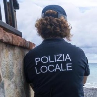 Falconara Marittima, 12enne si tuffa in mare e annega