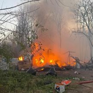 Roma, incendio in campo rom abusivo: evacuati gli abitanti