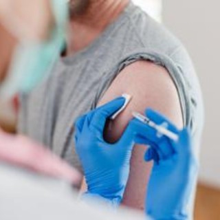 Vaccini, -39% eventi avversi sospetti: ecco quelli con più segnalazioni