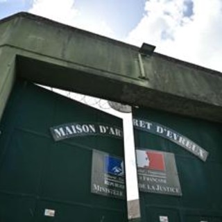 Francia, continua caccia all'evaso: cercò di comprare fucili d'assalto in cella