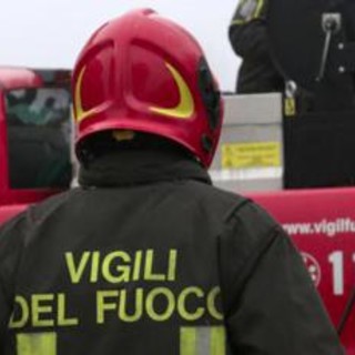 Oristano, gravissimo incidente stradale: schianto tra auto e 4 moto poi l'incendio, almeno 3 morti