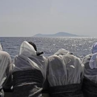 Migranti, in 16 su pattugliatore della Marina in viaggio verso l'Albania