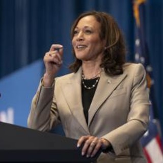 La 'pioniera' Kamala Harris, chi è la vice di Biden che potrebbe diventare presidente