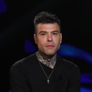 Fedez paparazzato con la nuova fiamma misteriosa, le foto su Chi