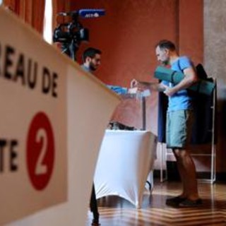 Francia, è il giorno delle elezioni legislative anticipate: al voto dopo il flop di Macron