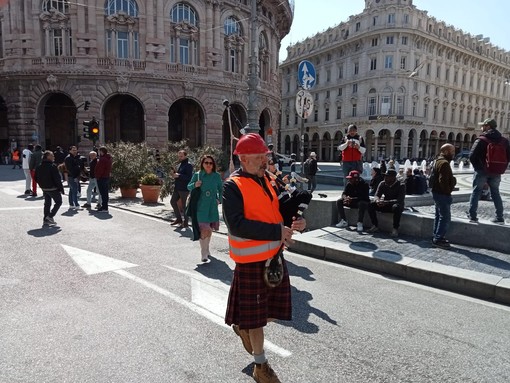 Superbonus, al corteo degli edili spunta anche il suonatore di cornamusa (Video)